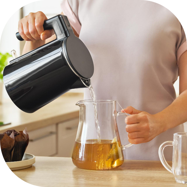 Bezpieczeństwo i łatwa obsługa w czajniku SWK 0156BK